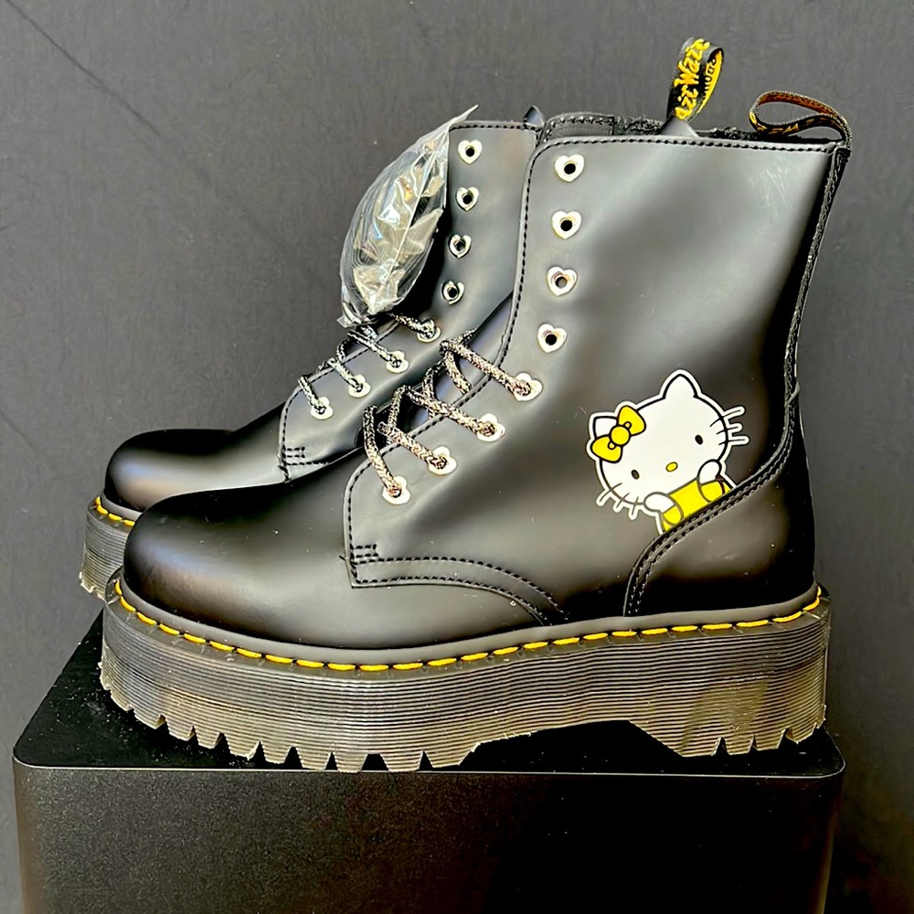 Dr. Martens x Hello Kitty Jadon Limited Edition 2020